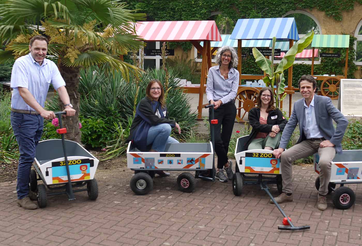 Neue Bollerwagen für den Zoo im Look der rnv (Foto: Zoo Heidelberg/rnv)