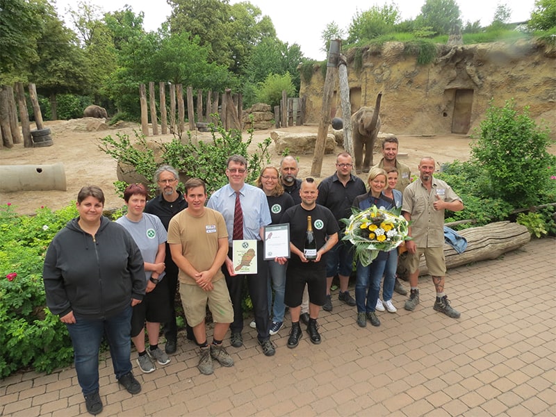 BdZ-Vorstand überreicht den BdZ-Biber an den Zoo Heidelberg (Foto: Zoo Heidelberg)