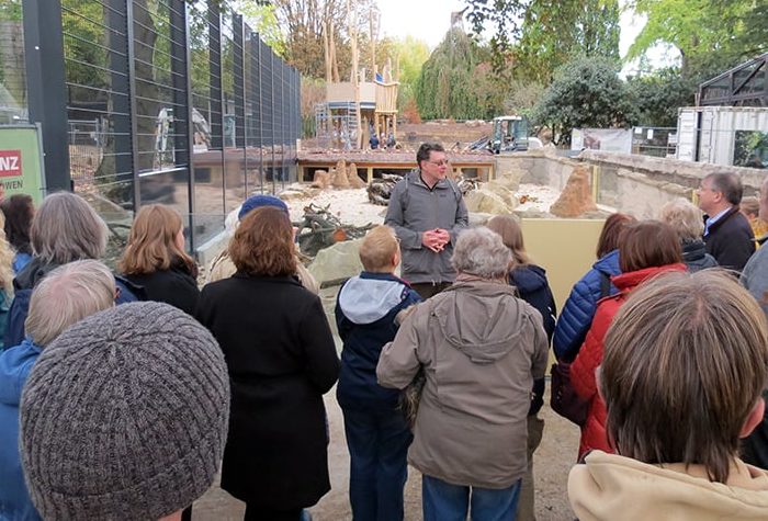 Zoodirektor Dr. Klaus Wünnemann informiert über die Besonderheiten der neuen Anlage. Foto: Zoo Heidelberg