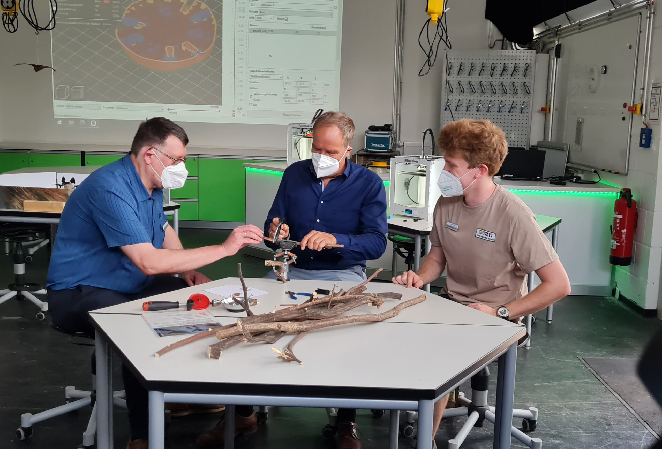 Foto 1 oben: Im Techniklabor erhielten die Gäste einen Einblick in die unterschiedlichen Angebote. Oberbürgermeister Dr. Eckart Würzner (m.) gemeinsam mit Zoodirektor Dr. Wünnemann (l.) und Lukas Frese, Leiter Techniklabor, beim Arbeiten mit Holz. (Foto: Zoo Heidelberg)