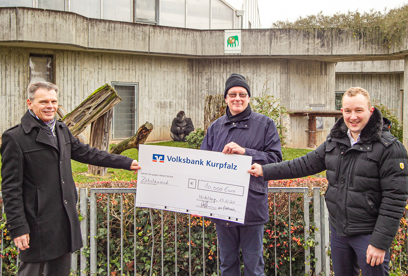 Vertreter der Volksbank Kurpfalz und des Zoo Heidelberg bei der Spendenübergabe im Zoo Heidelberg (Foto: Oliver Siemes)