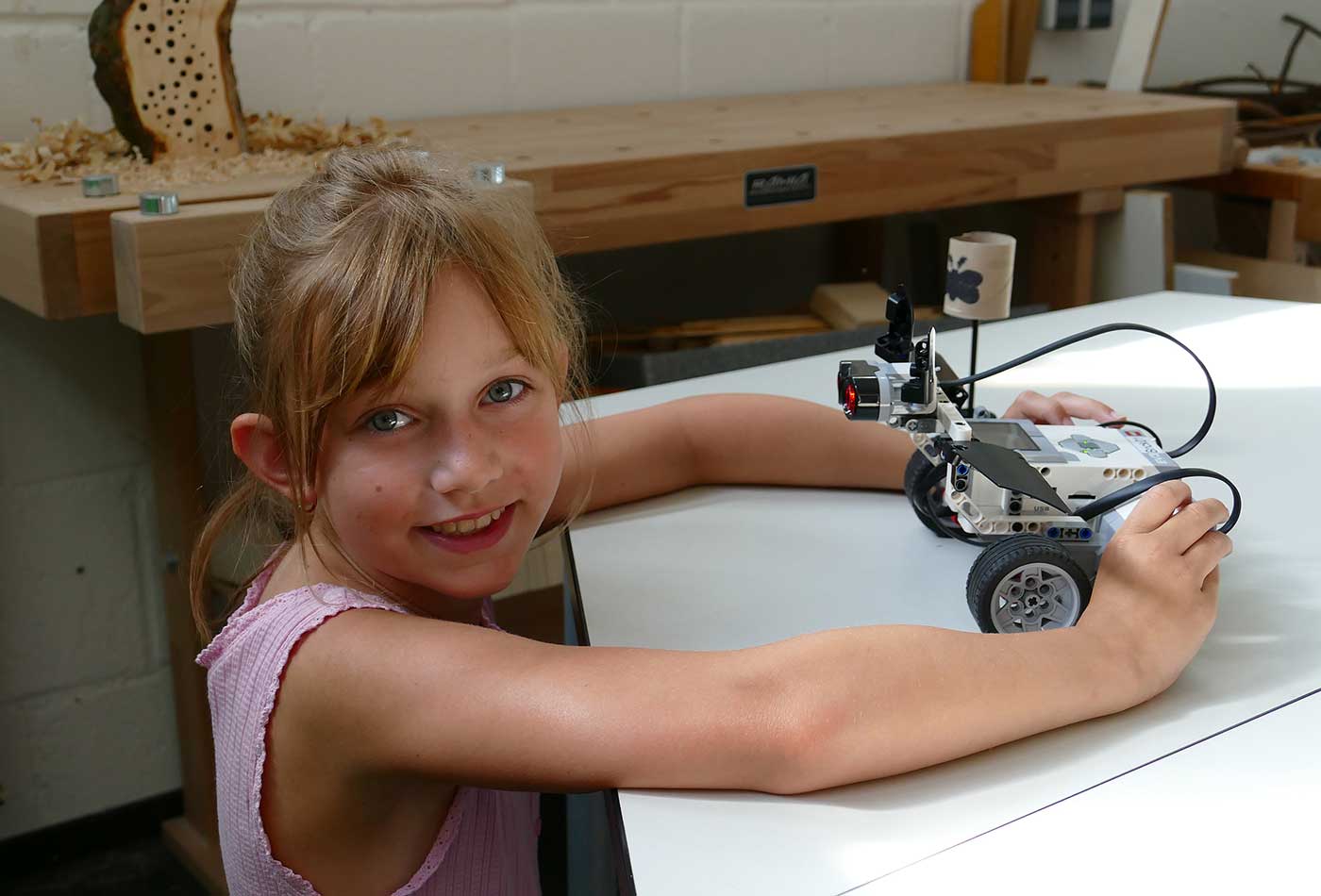 Foto 1: Beim Workshop Elektronische Fledermaus kommen die Teilnehmer dem Prinzip der Echo-Ortung spielerisch auf die Spur. (Foto: Petra Medan/Zoo Heidelberg)