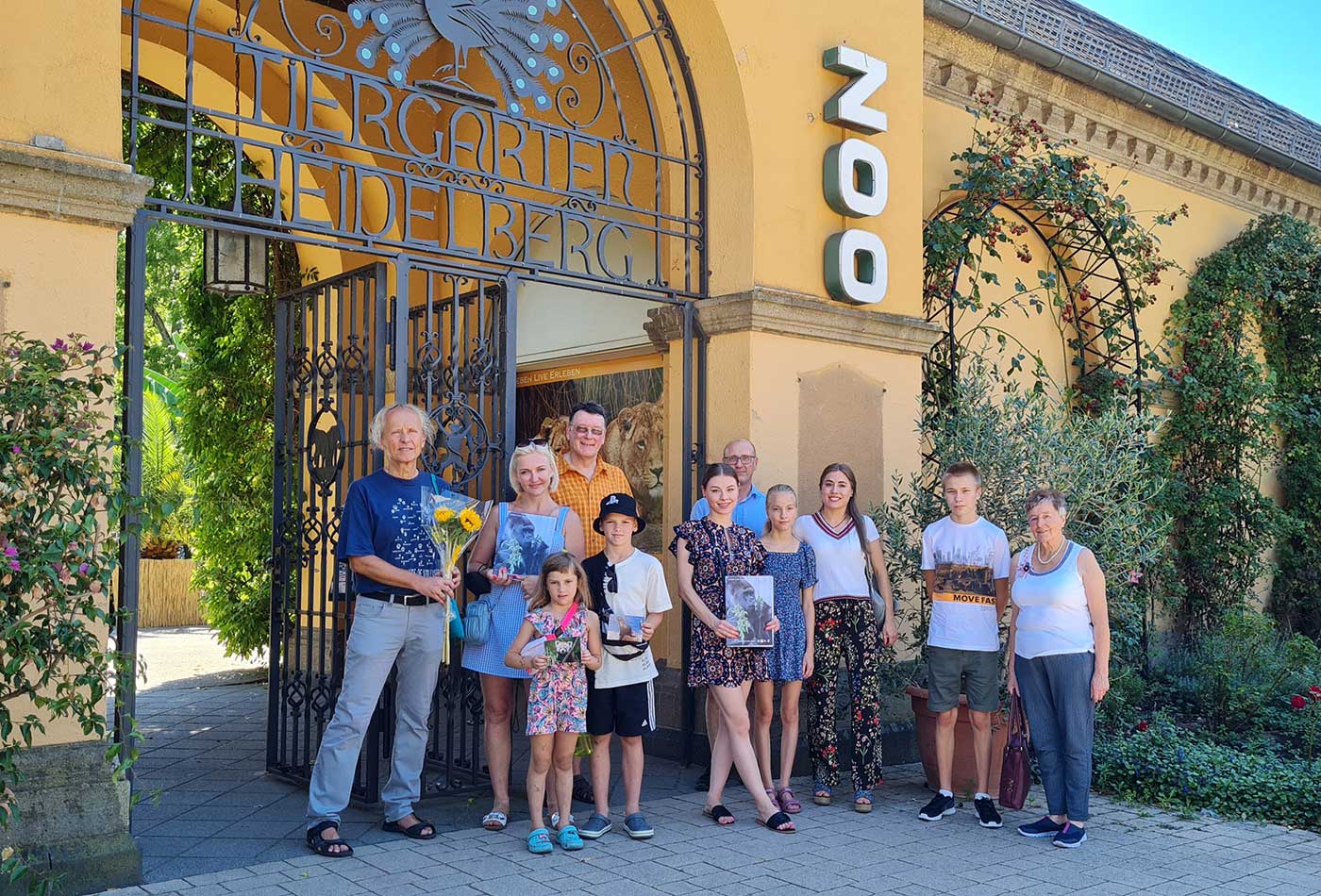 Foto: Zwei der Familien bei der Übergabe im Zoo Heidelberg Anfang August. Eine Familie erhielt einen Zwergotter als Patentier, die andere Familie einen Streifenskunk. Schenker und Tierpaten freuten sich gleichermaßen über die Aktion. (Foto: Zoo Heidelberg)