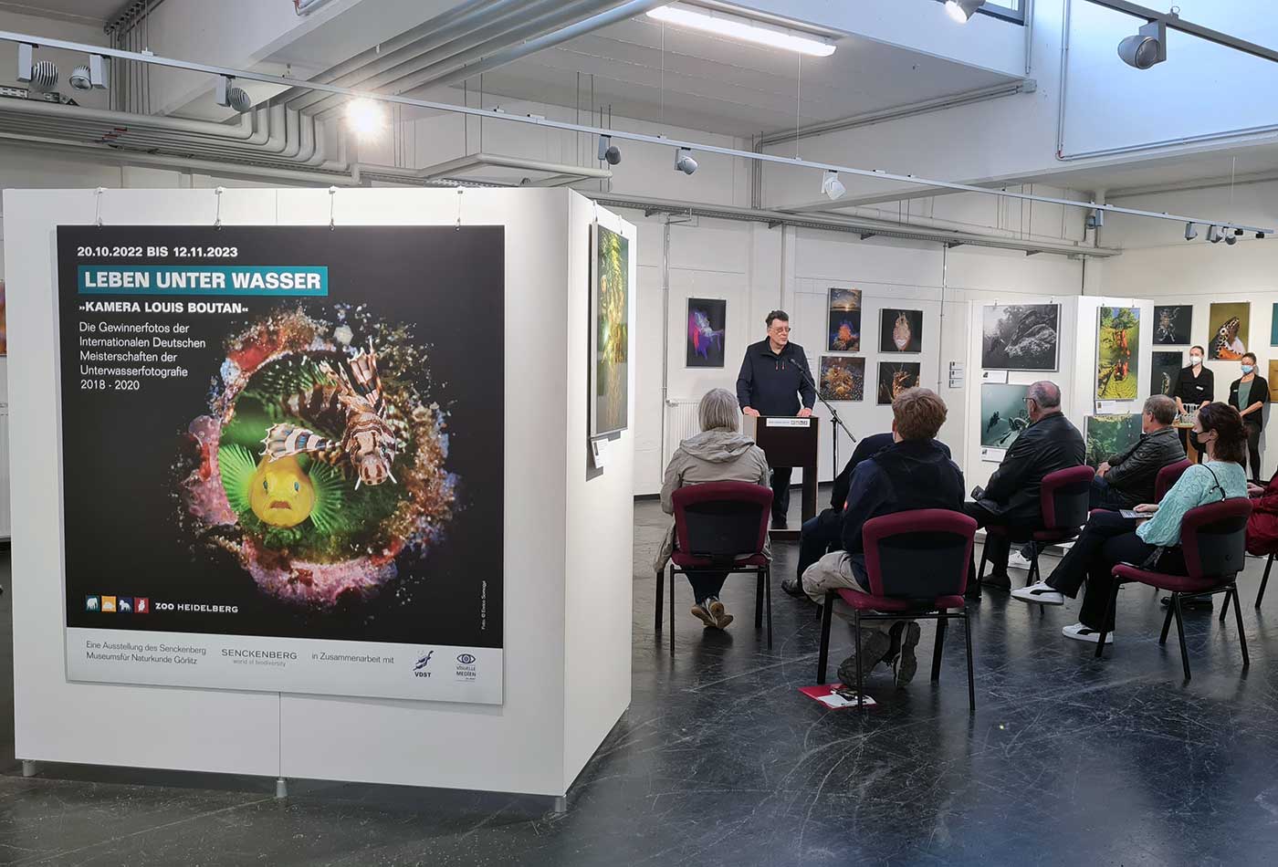 Eine neue Sonderausstellung hat Einzug erhalten in den Roten Saal der Explo Halle im Zoo Heidelberg. In der Foto-Ausstellung „Leben unter Wasser“ sind vom 20. Oktober 2022 bis zum 12. November 2023 beeindruckende Aufnahmen vom Leben unter Wasser und seiner unglaublichen farbenfrohen Formenvielfalt zu sehen. Am 19. Oktober 2022 wurde die Ausstellung durch einen Impulsvortrag von Zoodirektor Dr. Klaus Wünnemann eröffnet. Oberbürgermeister Dr. Eckart Würzner betonte in seinen Grußworten, wie wichtig es ist, die Begeisterung für die Natur durch die Präsentation intakter, verborgener Lebensbereiche, wie sie in der aktuellen Ausstellung zu sehen sind, zu wecken.