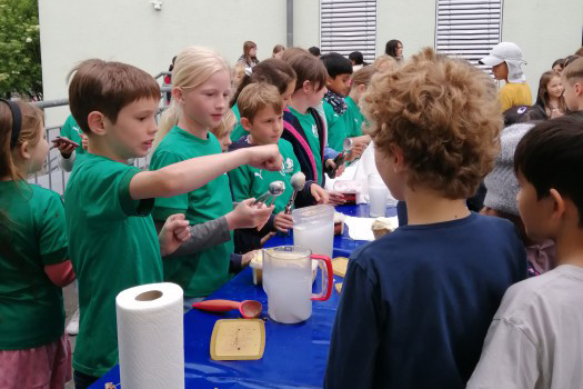 Kinder verkaufen Eis an andere Kinder