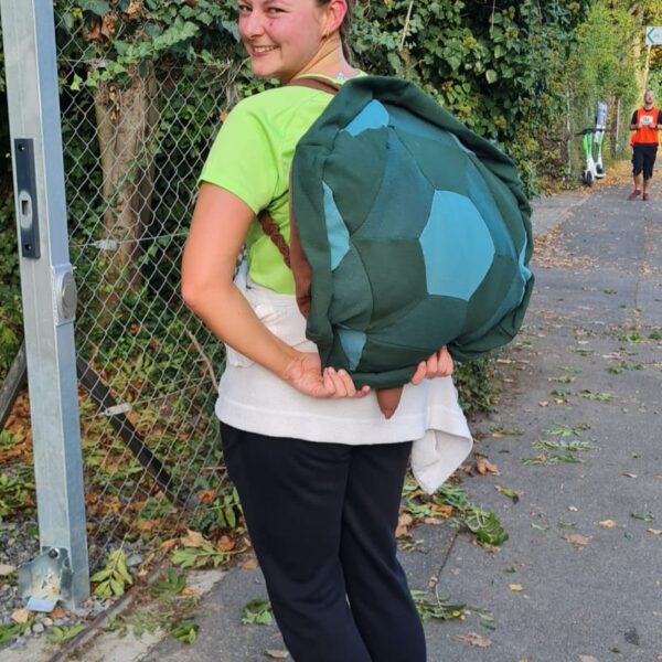 Teilnehmerin mit Schildkrötenpanzer beim Spendenlauf 2025 im Zoo Heidelberg.