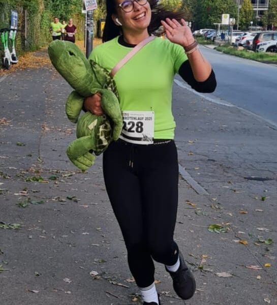 Teilnehmerin beim Spendenlauf 2025 im Zoo Heidelberg mit Schildkröten-Maskottchen.